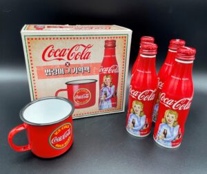 Coca-Cola / Vintage Girl / 4 Bottles With Cup / Box Image