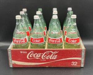 Coca-Cola / Wood Crate / Red / With Bottles 32 FL.OZ. Image