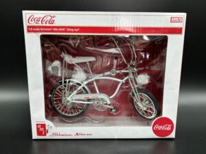 Coca-Cola / Schwinn Stik-Shift Sting-Ray Bike / 1:6 / White Image