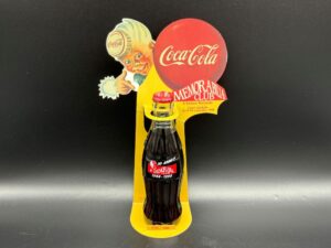 Coca-Cola / Glass Bottle Display / Memorabilia Club / 10 Anni 1988-1998 Image