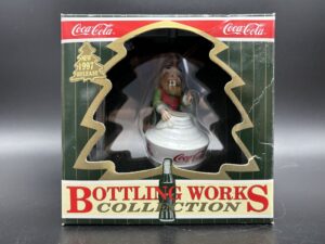 Coca-Cola / Brand Ornaments / Bottling Works Collection / Elf Cleaning Lamp Image