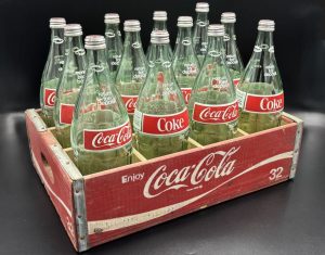 Coca-Cola / Wood Crate / Red / With Bottles 32 FL.OZ. Image