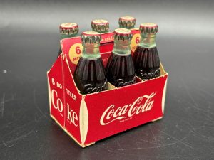 Coca-Cola / Mini Bottles / 6 Pack Paper Carrier / Kem Manuf. Company Image