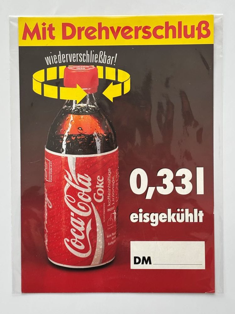 Coca-Cola / Mit Drehverschluss / 0,33l / 0,5l / Cardboard Sign Image