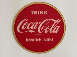 Coca-Cola / Trink Coca-Cola Köstlich-Kühl / Plastic Sign Image