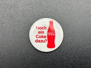Coca-Cola / Noch Ein Coke Dazu / Button Pin Image
