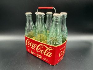 Coca-Cola / 6 Pack Cardboard Carrier / With Plastic Handle Image