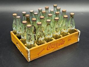 Coca-Cola / 24 Mini Bottles in Wooden Crate / Tome Image