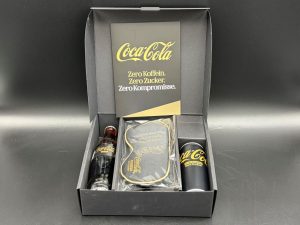 Coca-Cola / Zero Koffein Zero Sugar / Glass Bottle & Can Promo Box Image